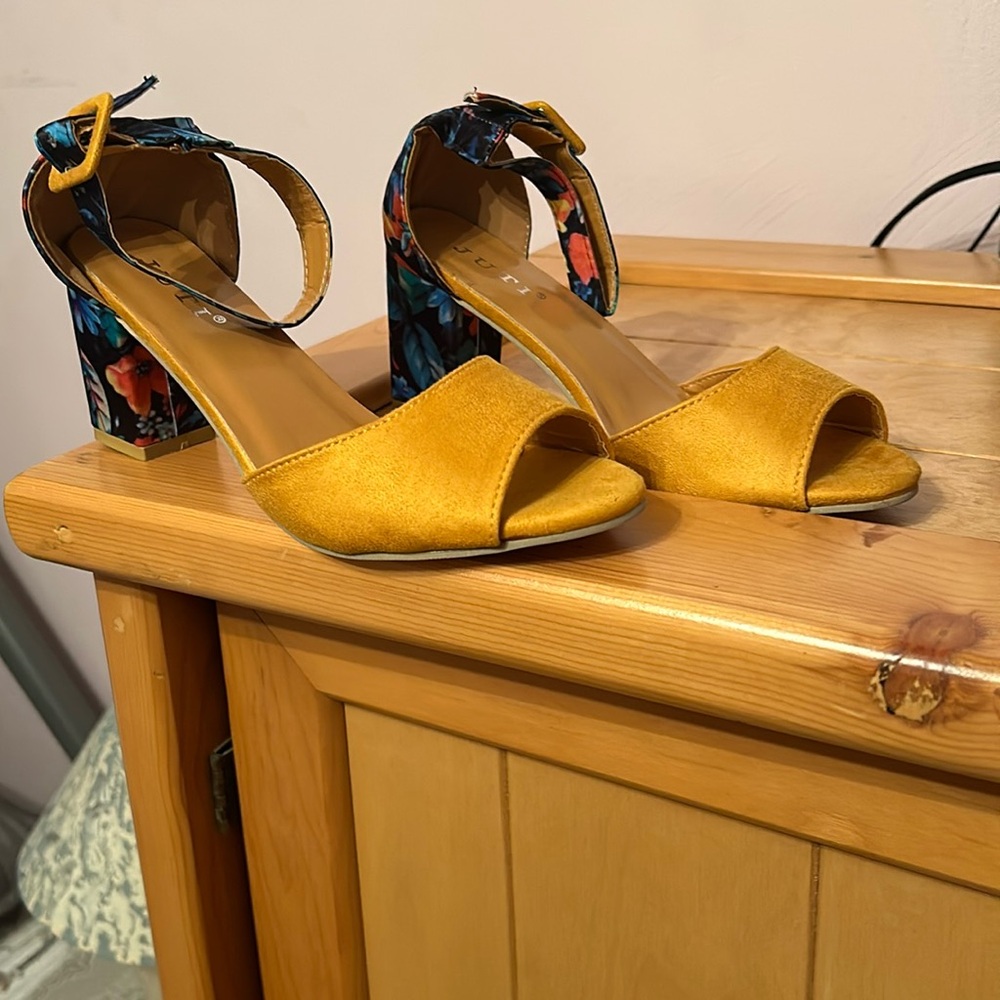 New women’s heels size 8.5. New never worn. Cute